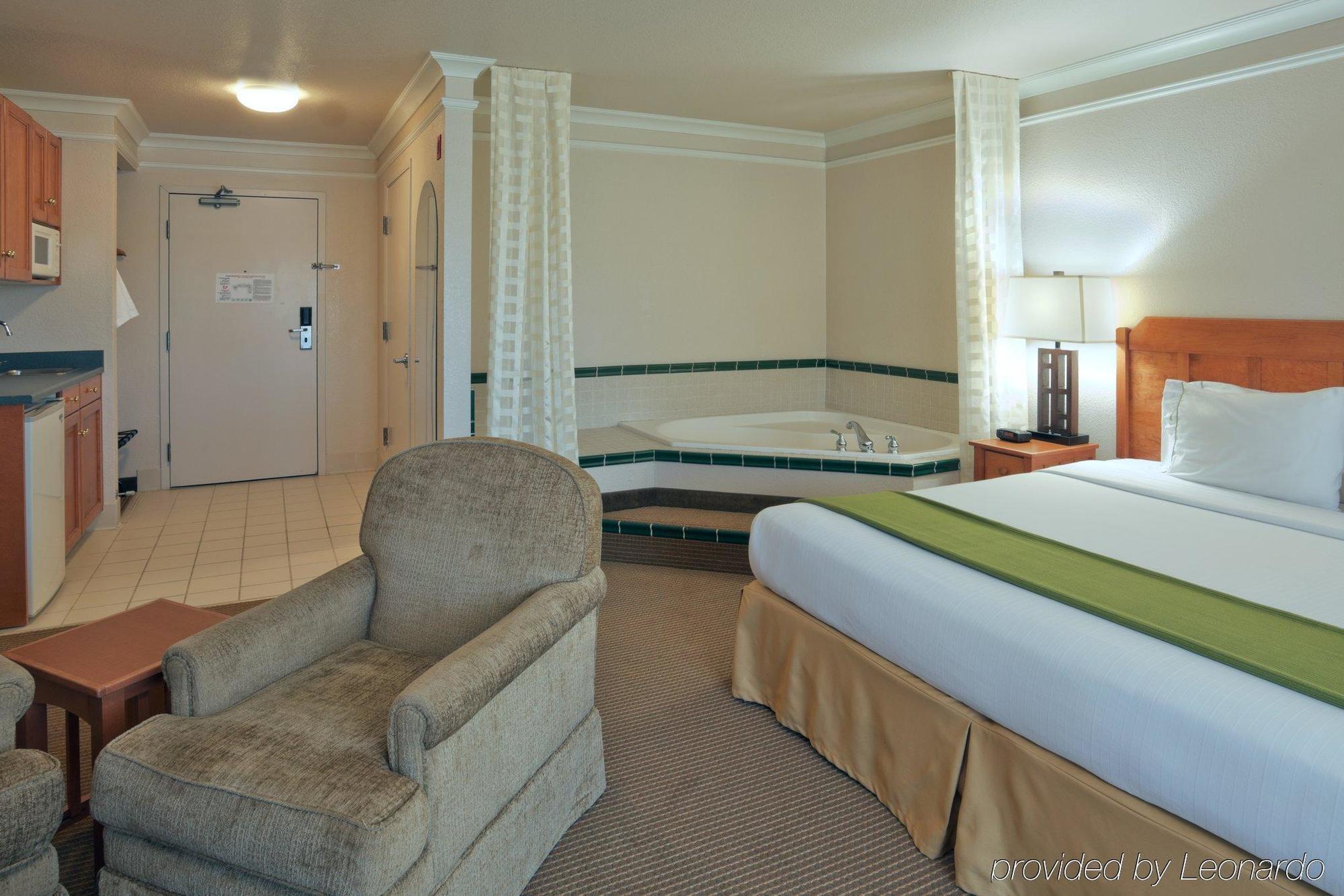 Holiday Inn Express Hotel & Suites Arcata/Eureka-Airport Area By Ihg McKinleyville Room photo